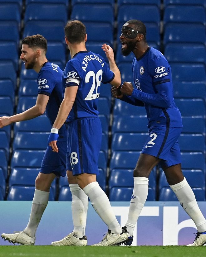 记者问批评球员是否担心更衣室反对，穆帅：你爸对你永远都很好？（被问批评球员会否引发更衣室不满，穆里尼奥反问：父亲会一直只说好话吗？）