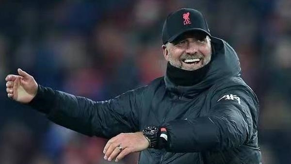 佛罗伦萨连续8场不胜，赛后哲科拿着扩音器与球迷沟通（佛罗伦萨八场不胜，哲科赛后持扩音器与球迷交流）