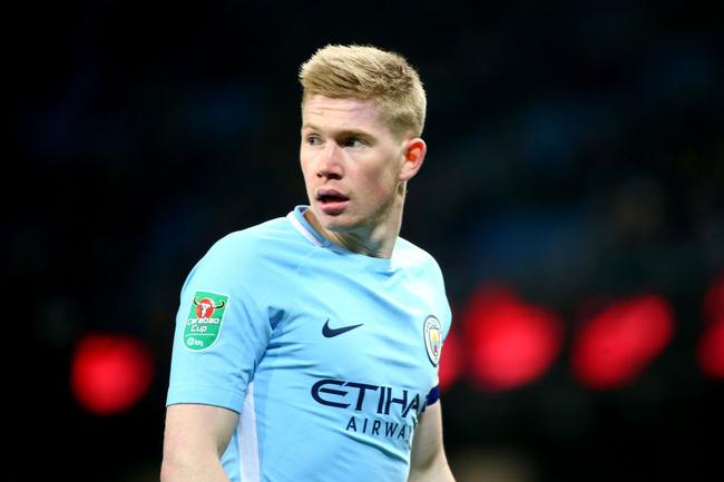 球员倒地救球拼劲十足（球员飞身倒地奋力救球）