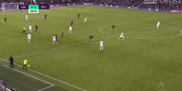 娄一晨谈斯卢茨基：他对自己的战术有近乎痴迷的坚持（娄一晨：斯卢茨基对其战术的执着几近痴迷）