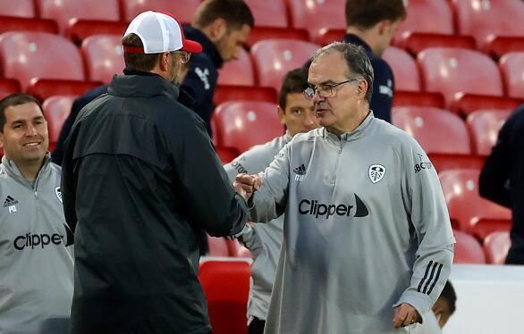 感谢俱乐部，U16国少球员身穿各自俱乐部训练服拍摄全家福（向俱乐部致意，U16国少队员着本队训练服拍全家福）