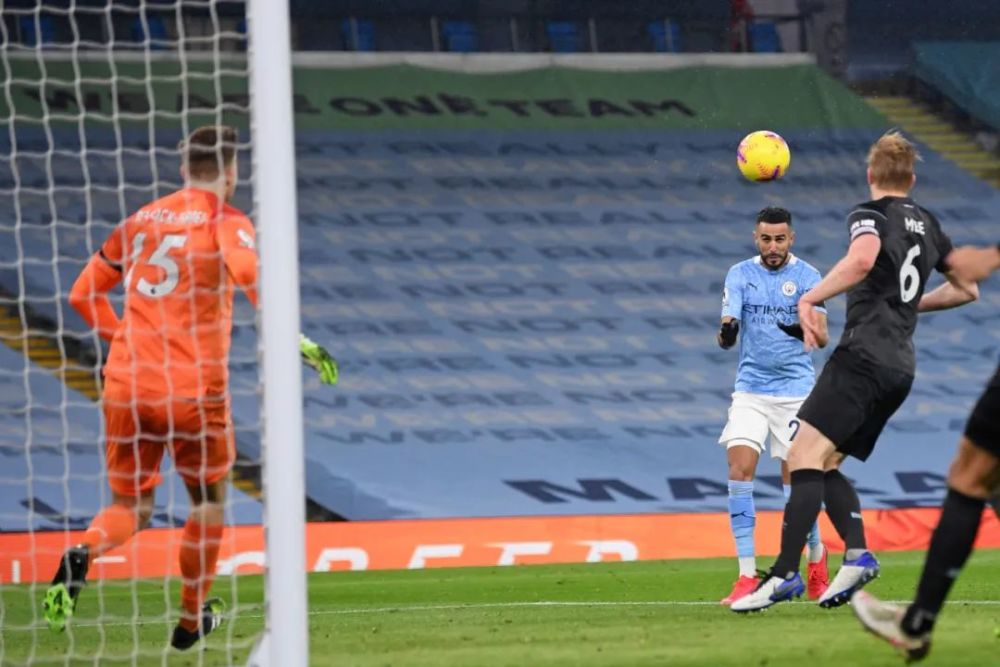 17岁天才卡尔展现极强潜力，德甲首秀表现亮眼，凭借出色技术和风格成为焦点。（17岁新星卡尔德甲处子秀惊艳，凭精湛脚法与独特风格抢尽风头）