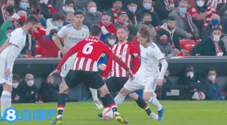 球队在对方主场打出统治级表现（球队客场上演统治级发挥）