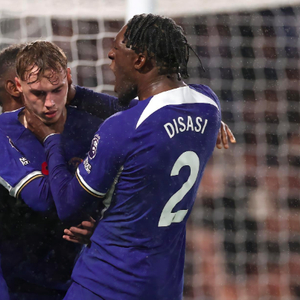 刘璇陪5岁女儿练体操，手持长棍严厉还疲惫，住300平豪宅又大又乱（刘璇陪5岁女儿练体操，手持长杆严厉带训显疲态，300平豪宅宽敞却杂乱）