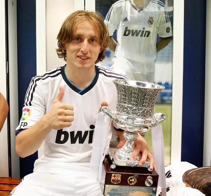 切尔西大胜，恩佐是世界第最佳中场之一这没问题吧。（切尔西大胜，称恩佐为世界顶级中场之一不过分吧）