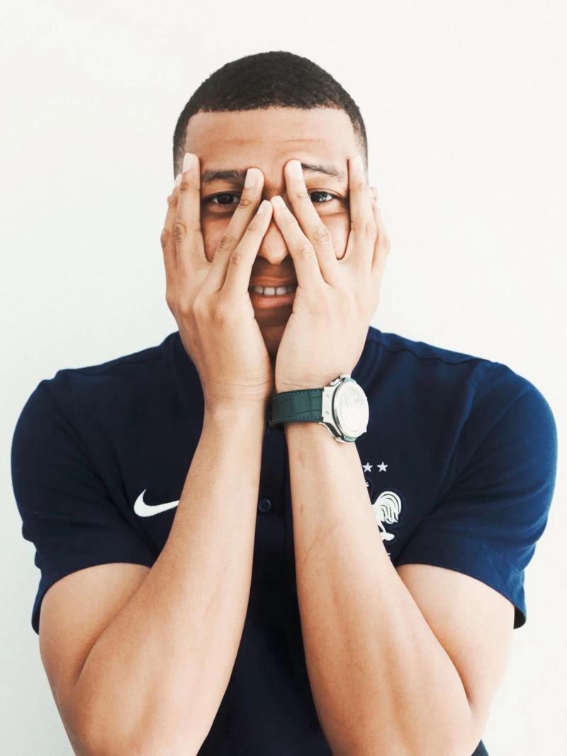 图片报：穆西亚拉今天进行了单独训练，可能下周参与球队合练（图片报称穆西亚拉今日单练，或下周参与全队合练）